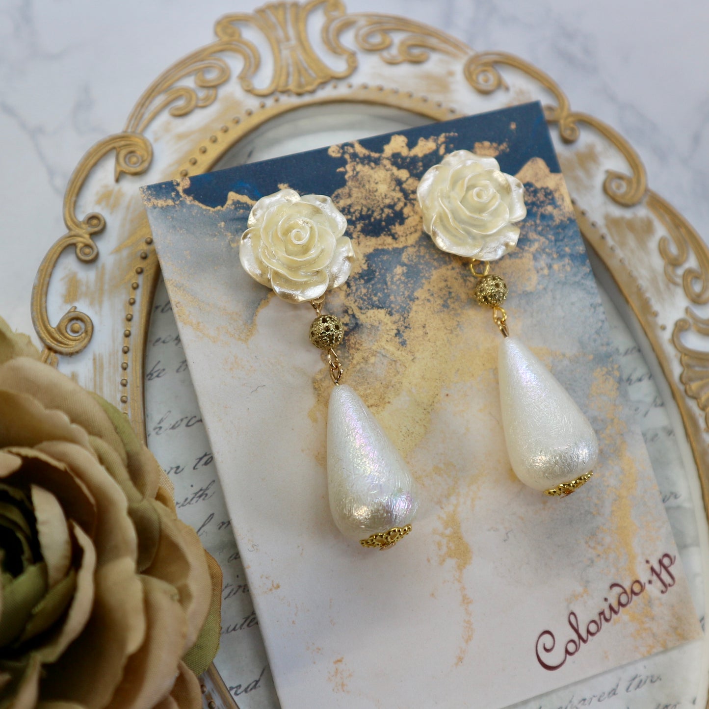 パールホワイトの大ぶりドロップと薔薇ピアス(イヤリング)