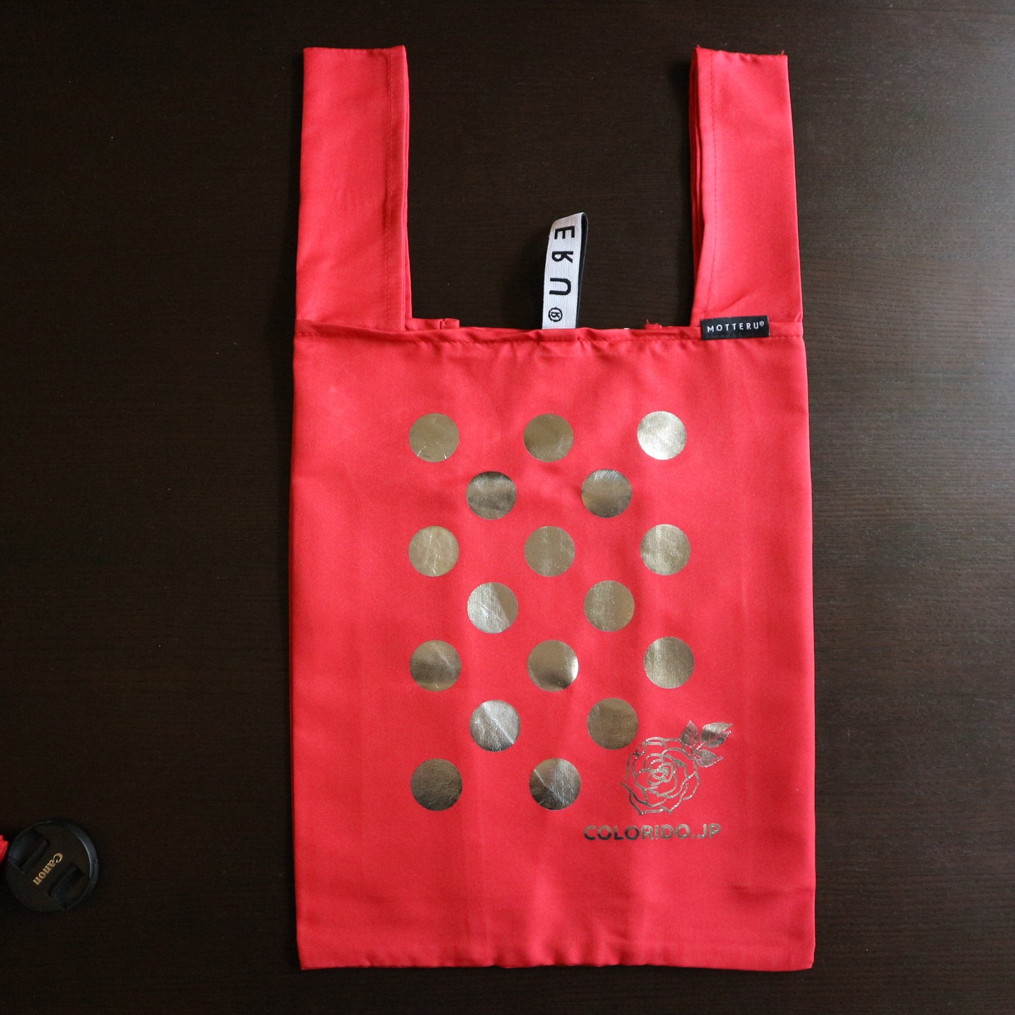 コルドベス帽子がすっぽり入るドット&薔薇オリジナルデザイン赤エコバッグ(ゴールド/シルバー)