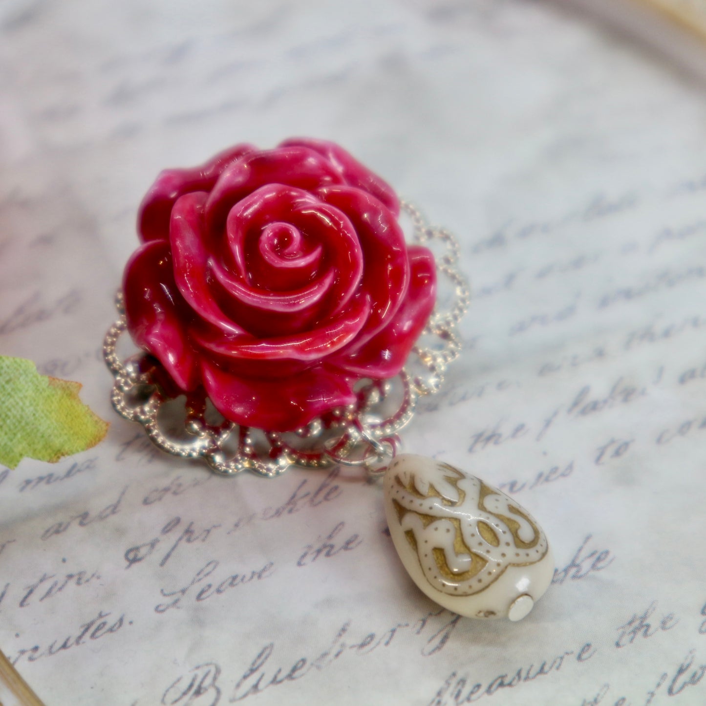 マゼンタピンクの薔薇ブローチ/フラメンコシージョ留め