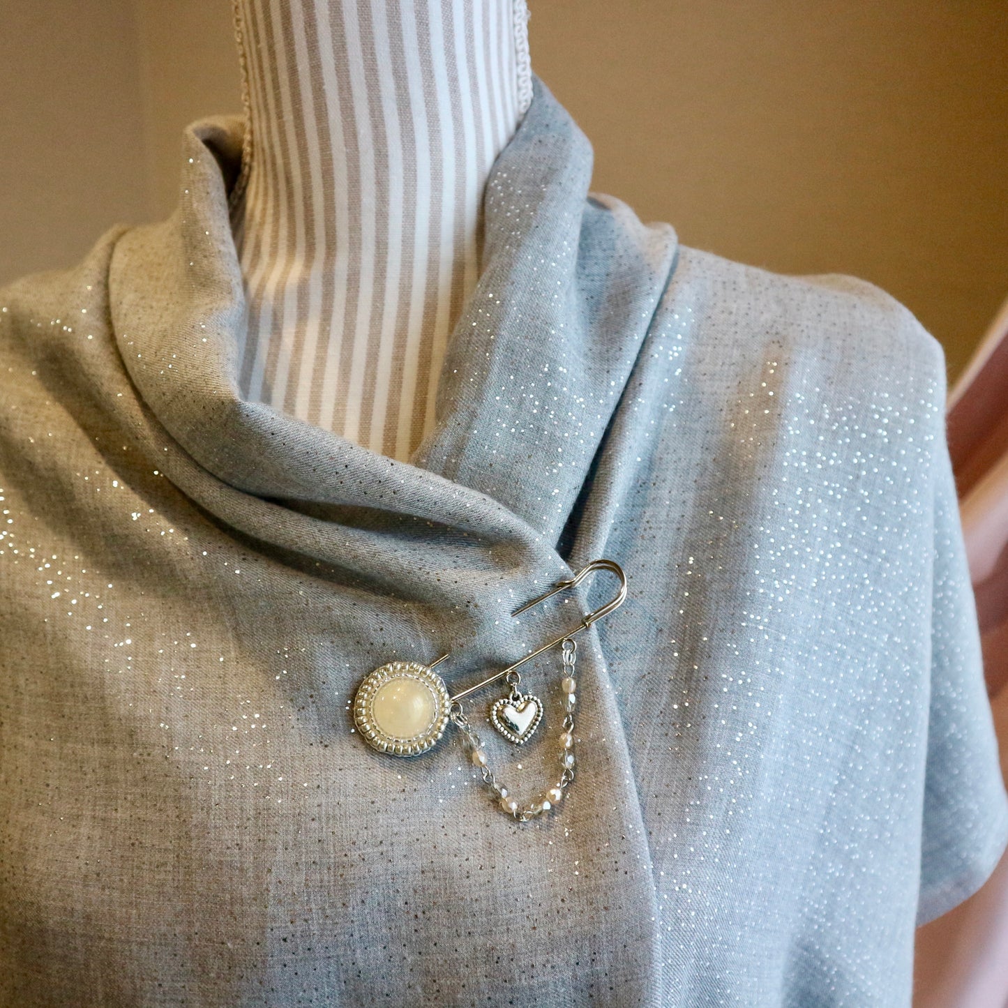 ビーズ刺繍カボションのストールピン/ブローチ(パールホワイト&シルバー)