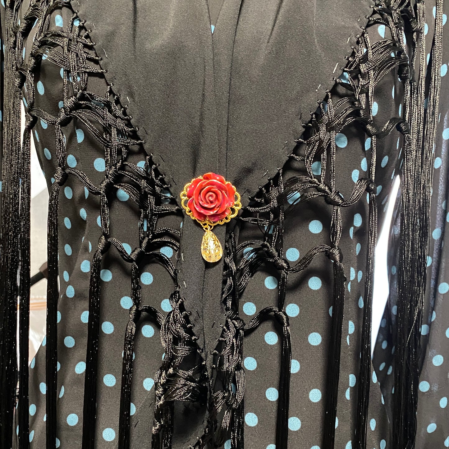 赤い薔薇のブローチ/フラメンコシージョ留め