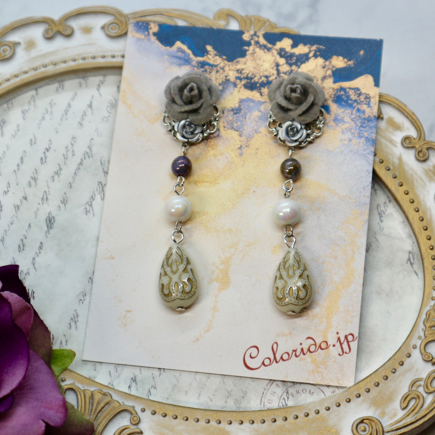 ベロア風の薔薇とドロップのピアス(イヤリング)グレー&ホワイト