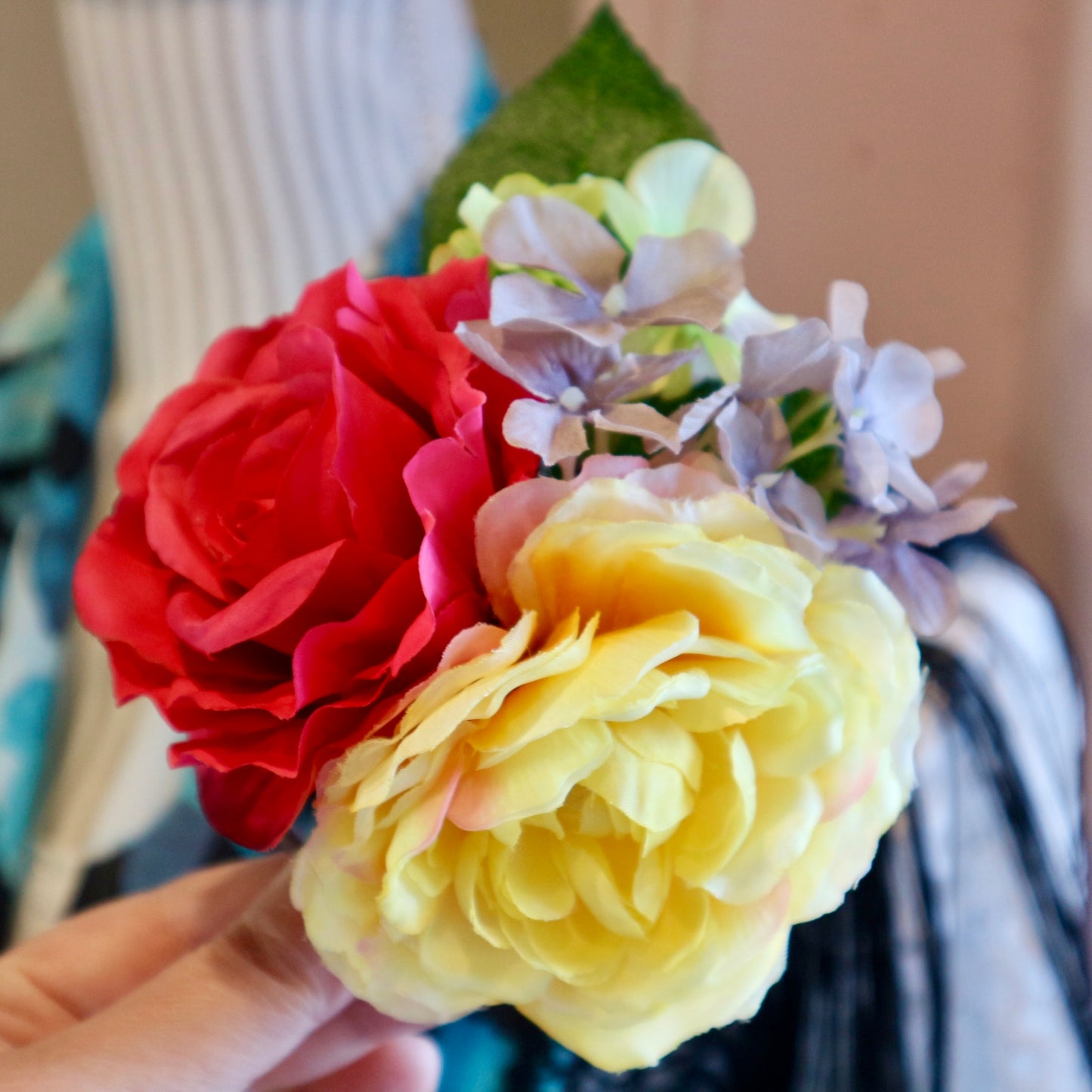 フラメンコ花髪飾り:フローレス(濃いピンク薔薇とパステルイエローのブーケ)