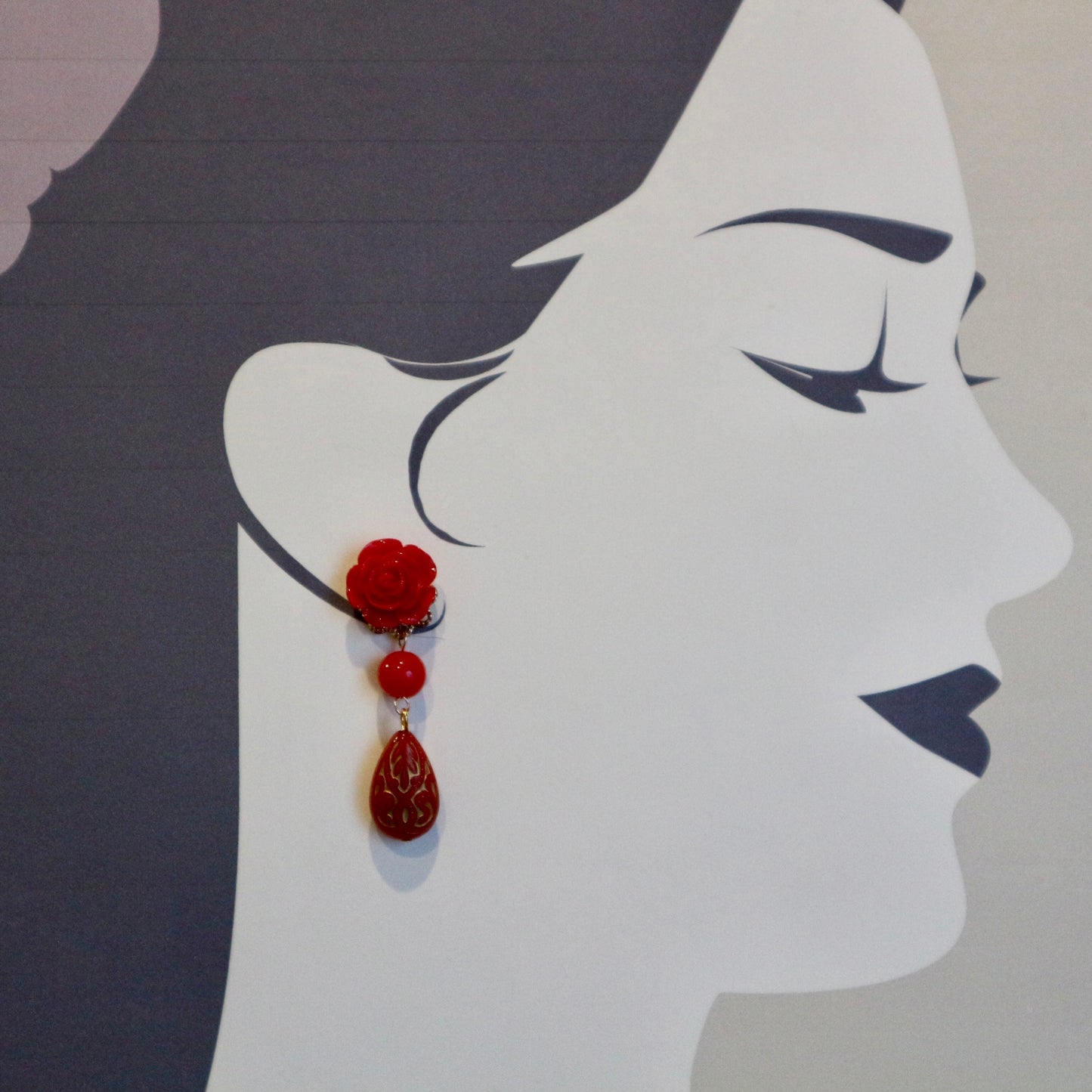 赤い薔薇とアンティーク風ショートドロップのピアス(イヤリング)