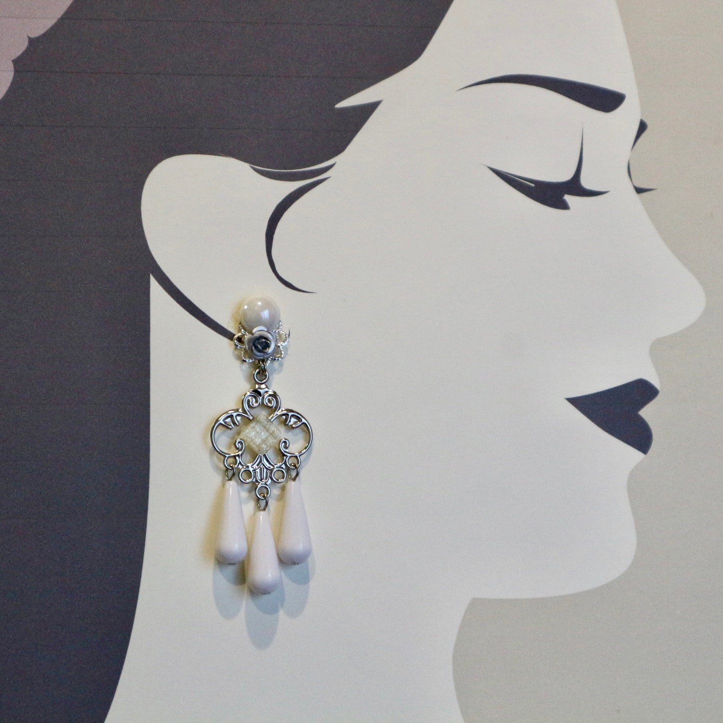 シルバー薔薇＆3つのホワイトドロップのピアス(イヤリング)
