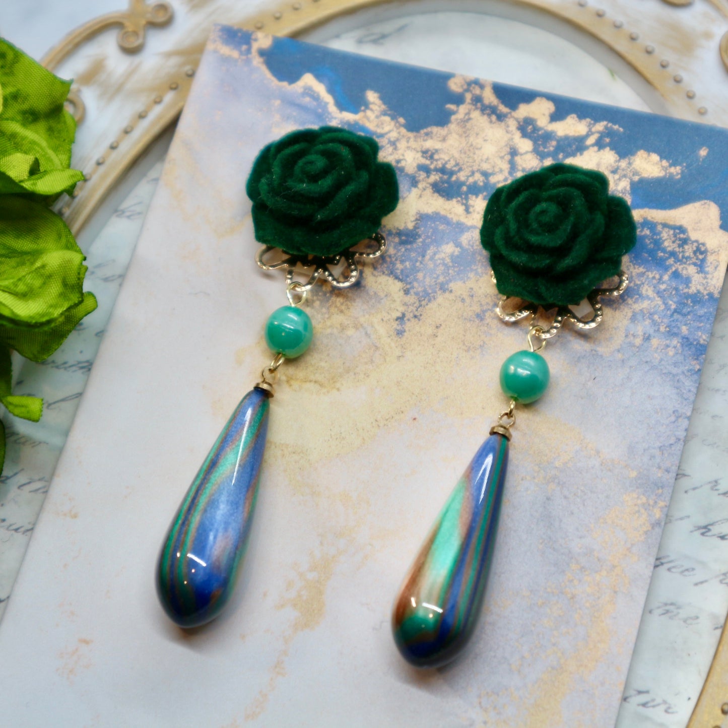 深緑のフロッキー薔薇とロングドロップのイヤリング・ピアス