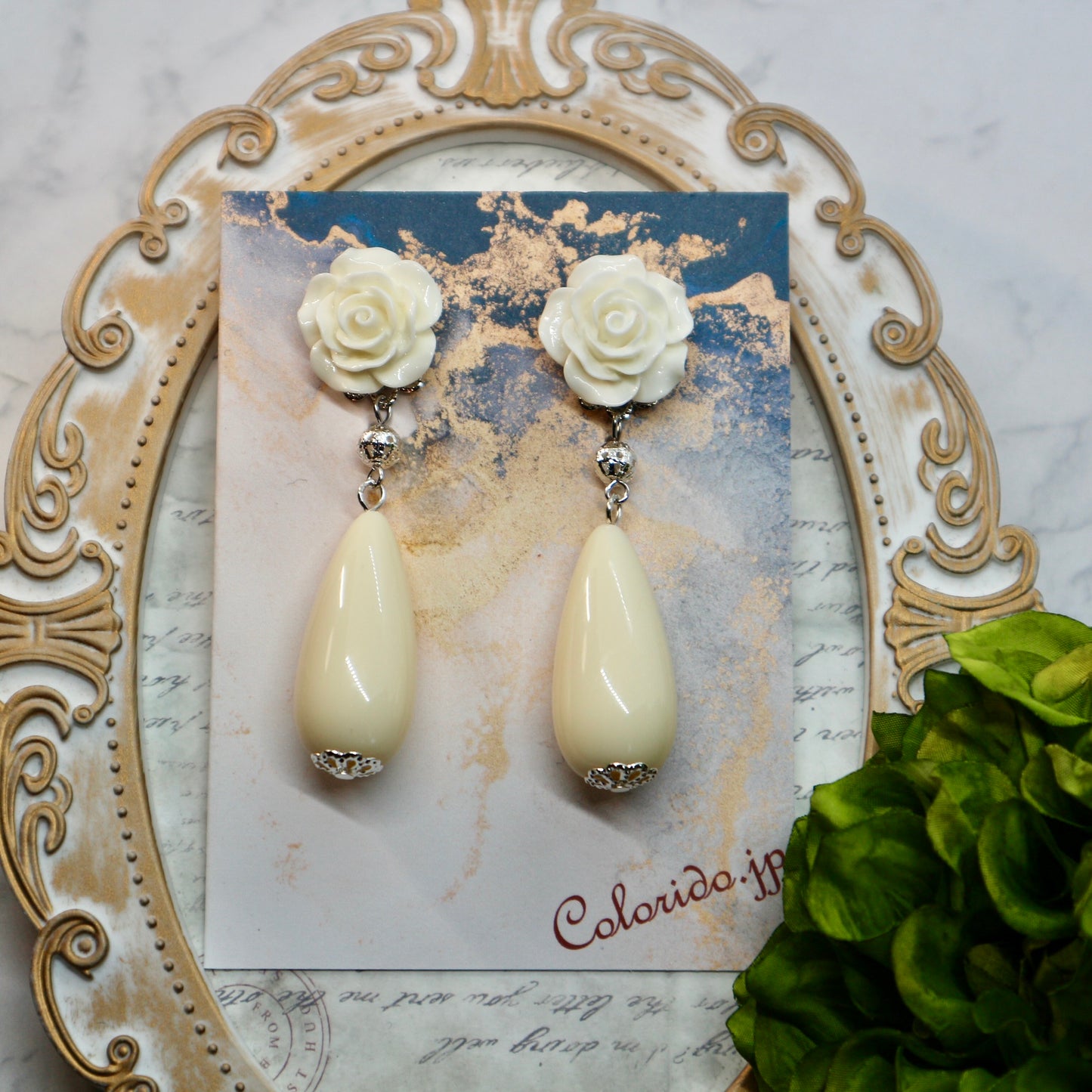 アイボリーの薔薇＆大ぶりドロップのイヤリング(ピアス)
