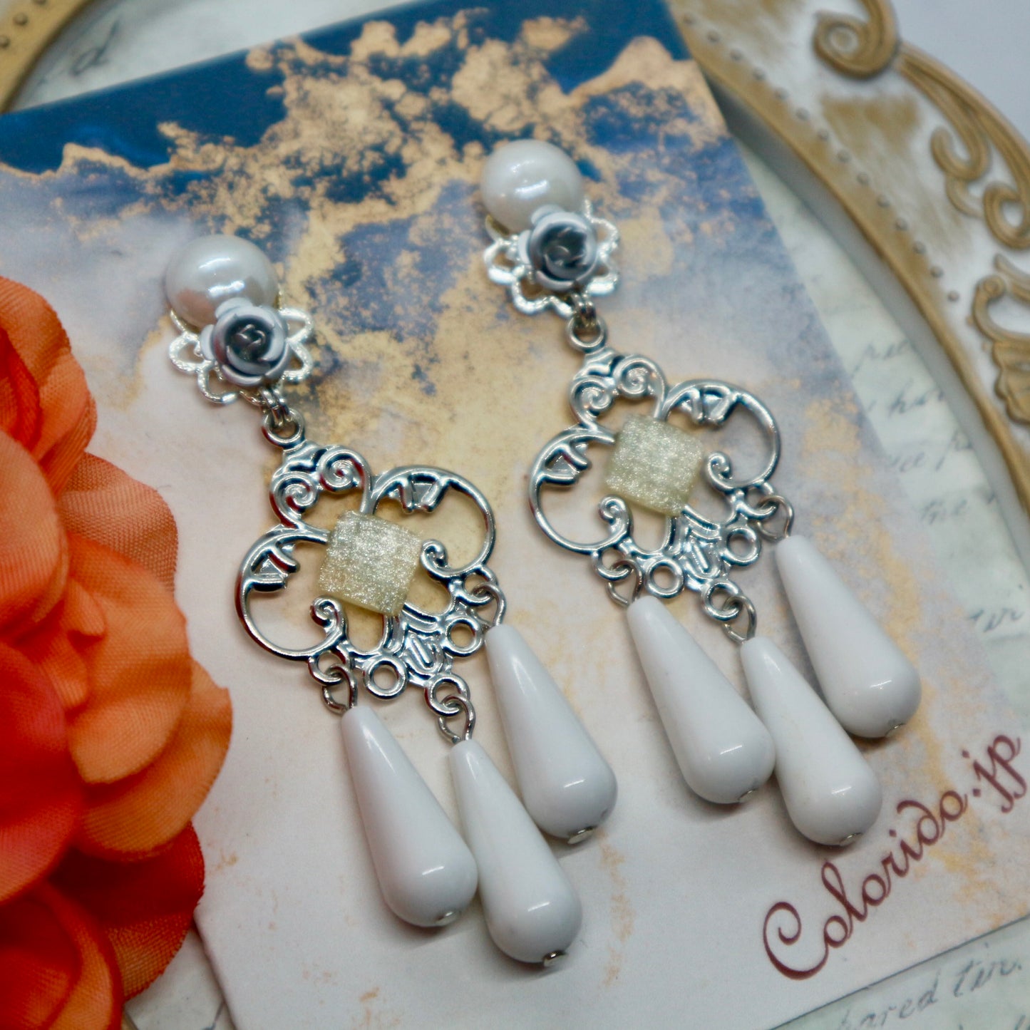 シルバー薔薇＆3つのホワイトドロップのピアス(イヤリング)