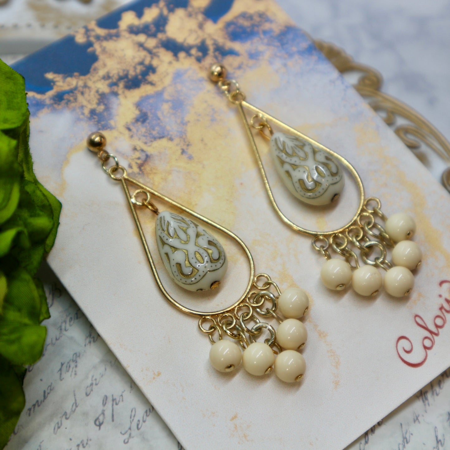 ドロップ型フレーム＆オフホワイトドロップのイヤリング（ピアス）