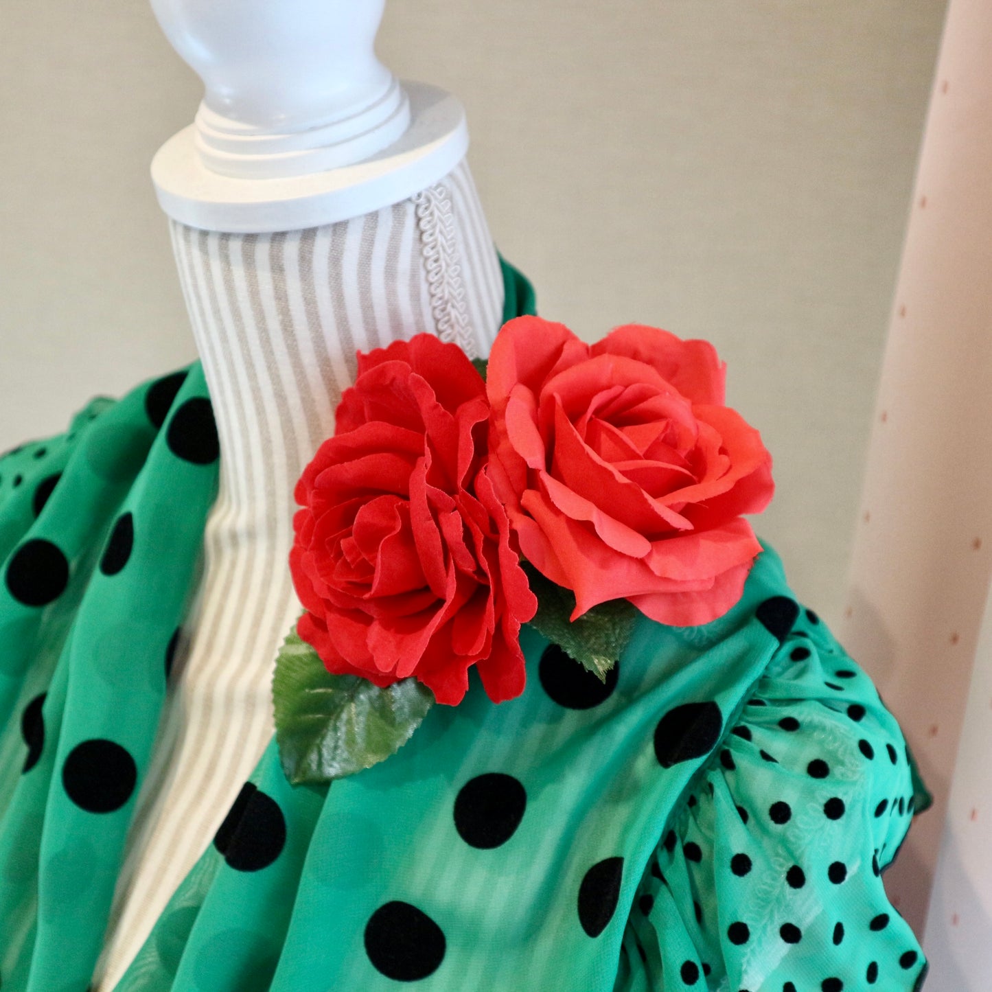 フラメンコ花髪飾り:フローレス ツイン薔薇(赤ベルベット＆スカーレット)