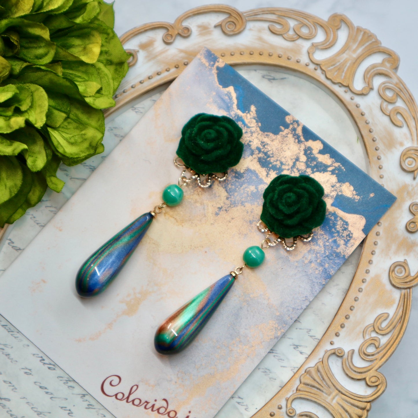 深緑のフロッキー薔薇とロングドロップのイヤリング・ピアス