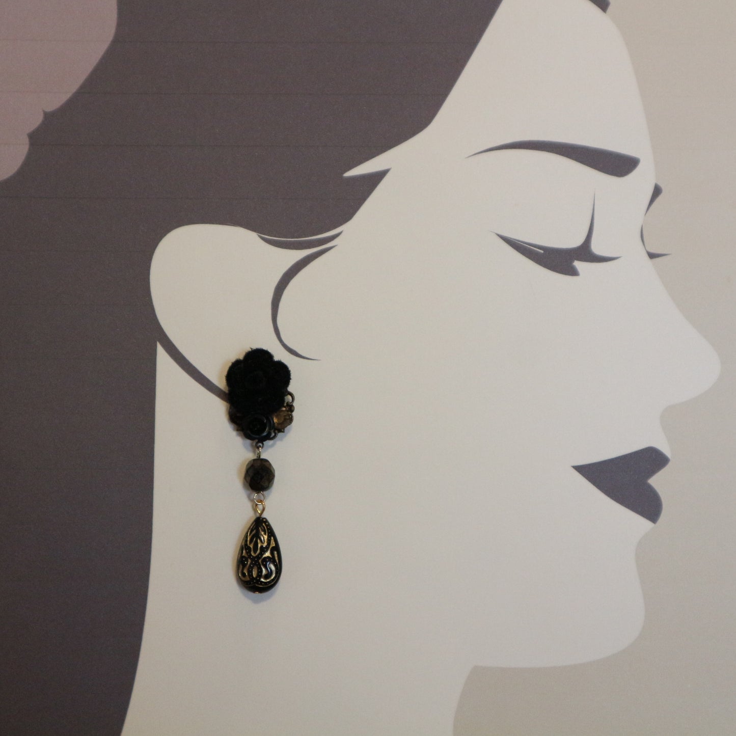 ベロア風の薔薇とドロップのピアス(イヤリング)ブラック