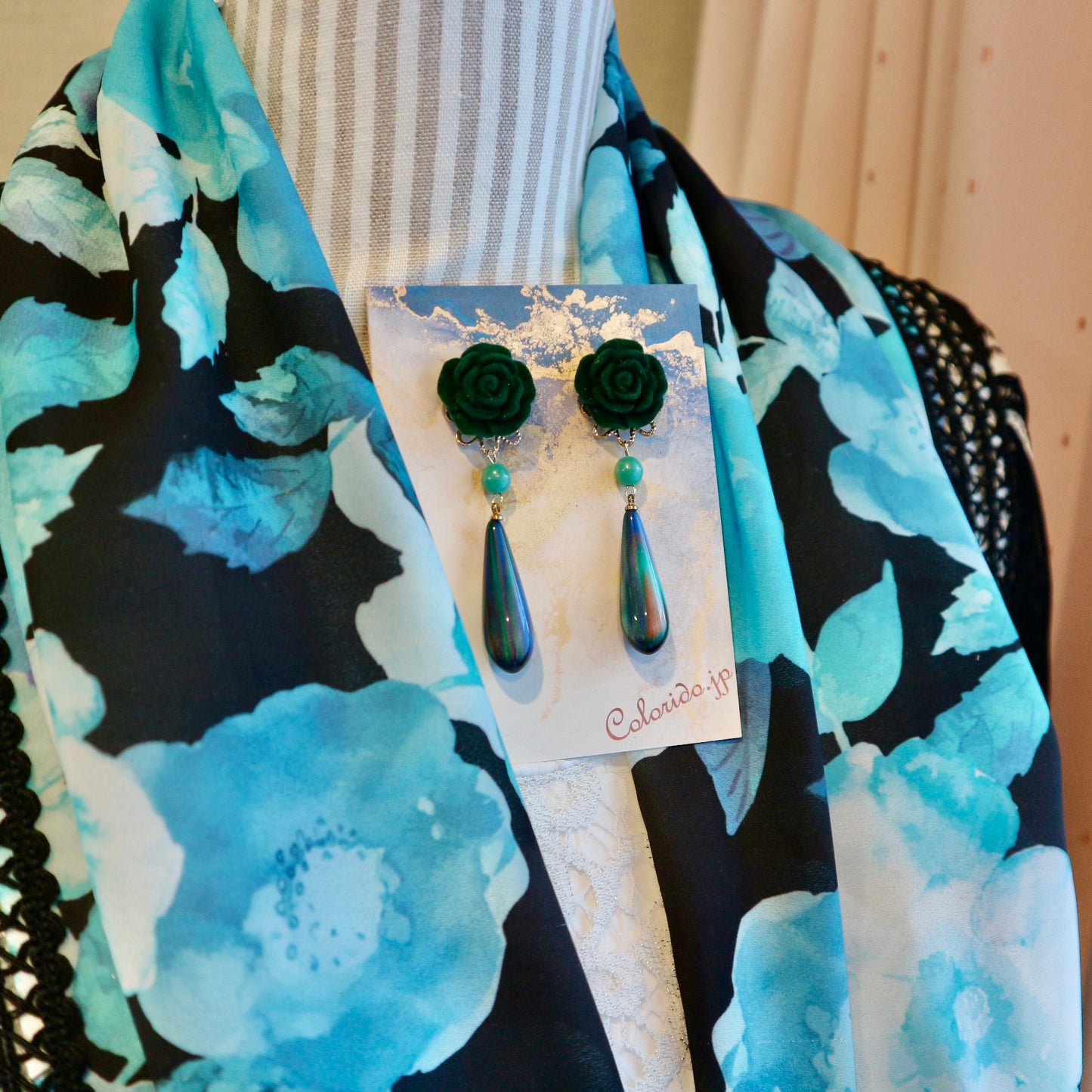 深緑のフロッキー薔薇とロングドロップのイヤリング・ピアス