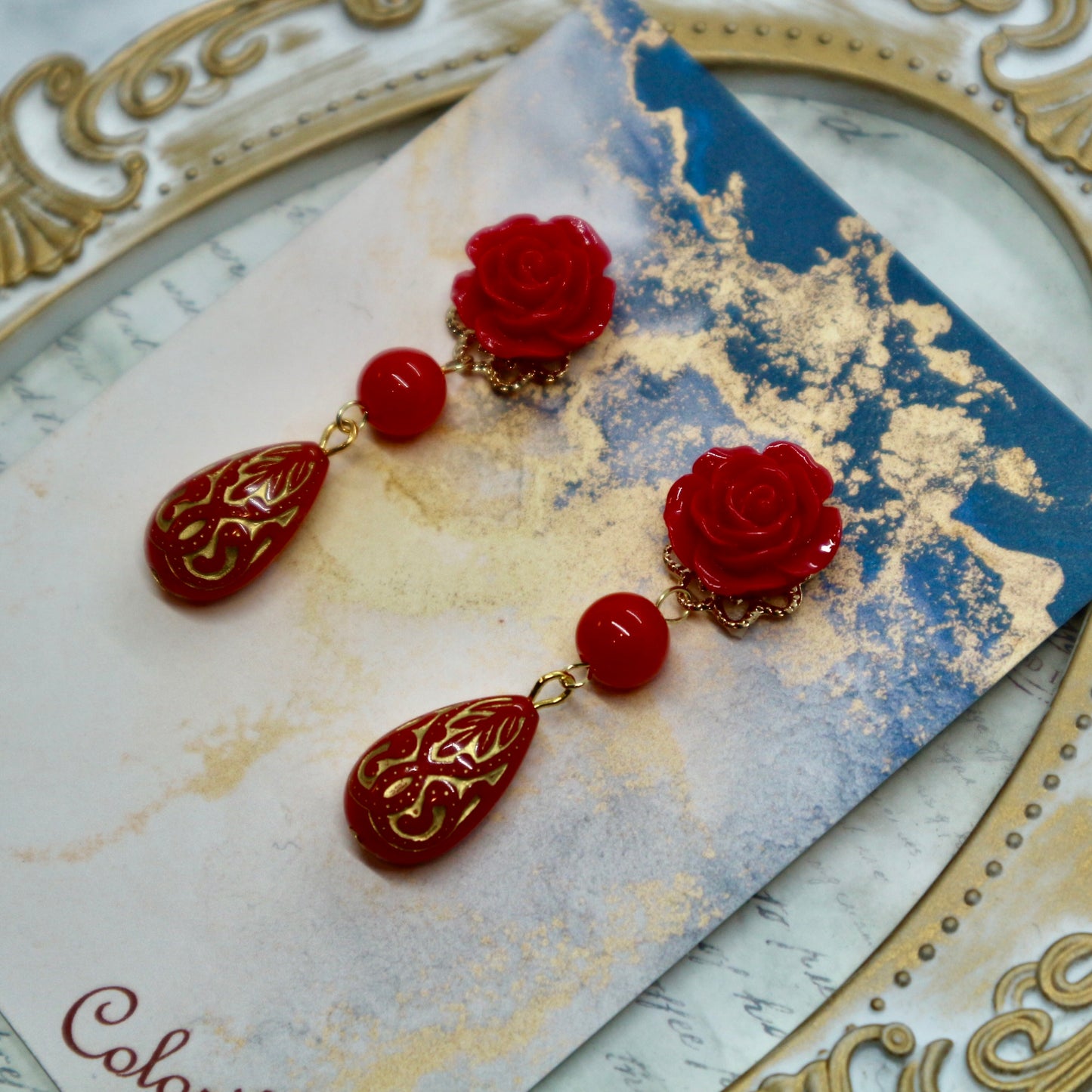赤い薔薇とアンティーク風ショートドロップのピアス(イヤリング)