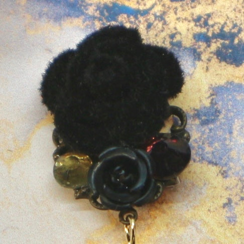 ベロア風の薔薇とドロップのピアス(イヤリング)ブラック