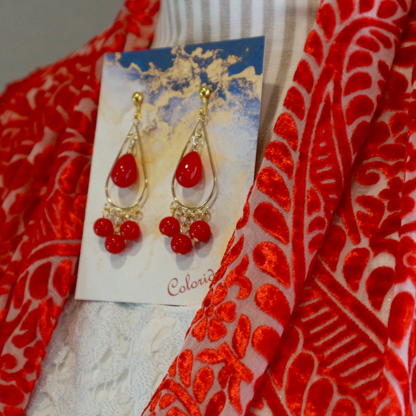 ドロップ型フレーム＆赤いドロップのピアス(イヤリング)