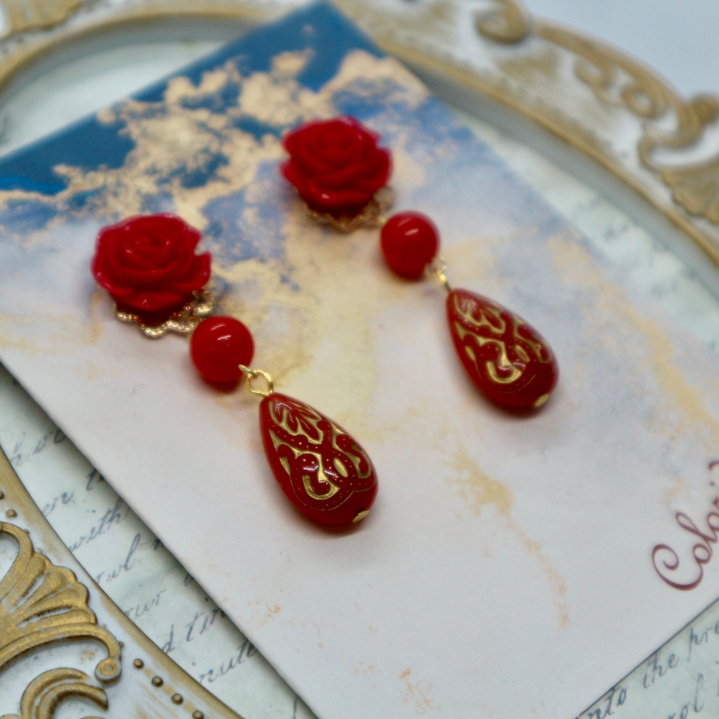 赤い薔薇とアンティーク風ショートドロップのピアス(イヤリング)