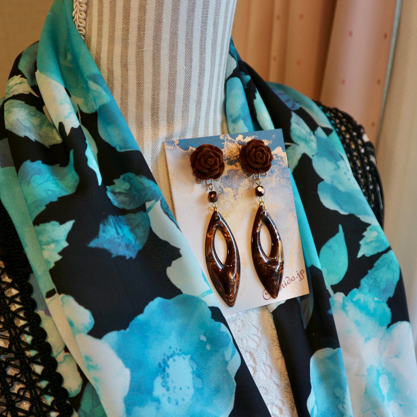チョコレートカラーの薔薇とリーフのピアス(イヤリング)