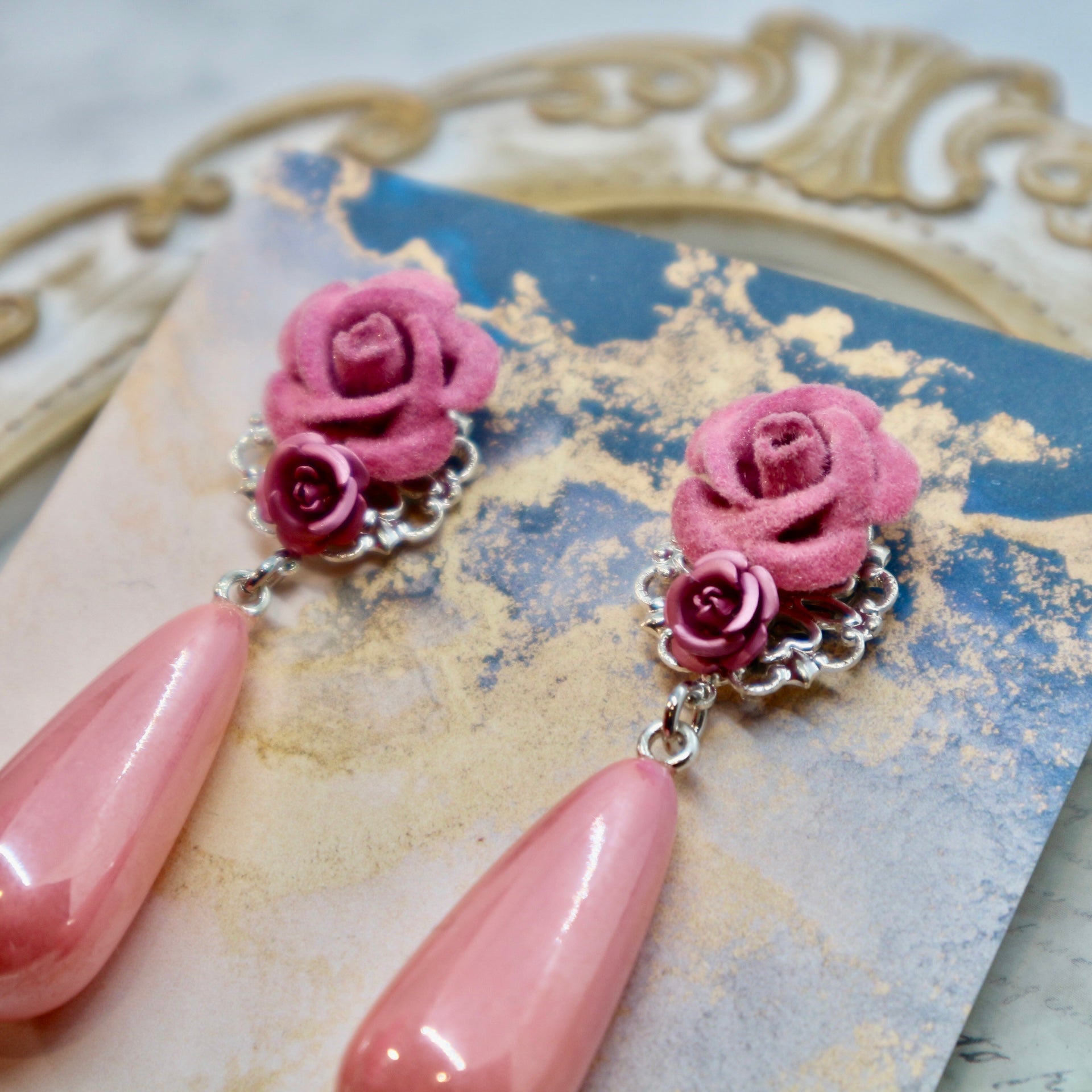 ピンクのベロア薔薇とふっくらドロップのピアス(イヤリング) – ころり
