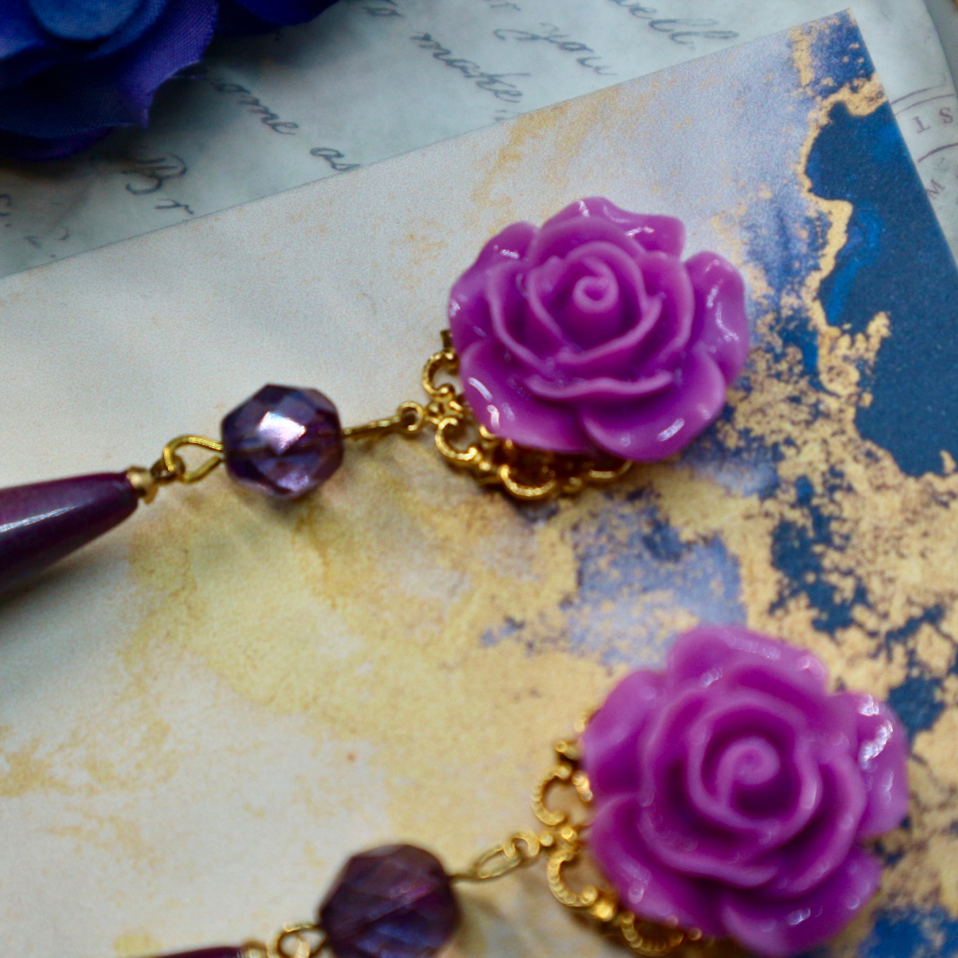 薔薇とロングドロップ(パープル)のイヤリング・ピアス – ころり堂