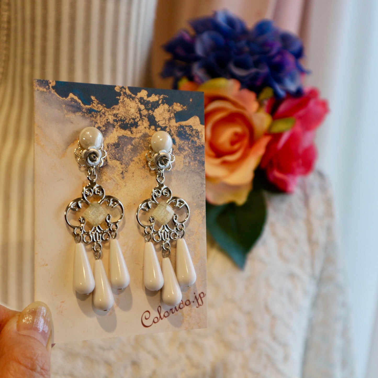 シルバー薔薇＆3つのホワイトドロップのピアス(イヤリング)