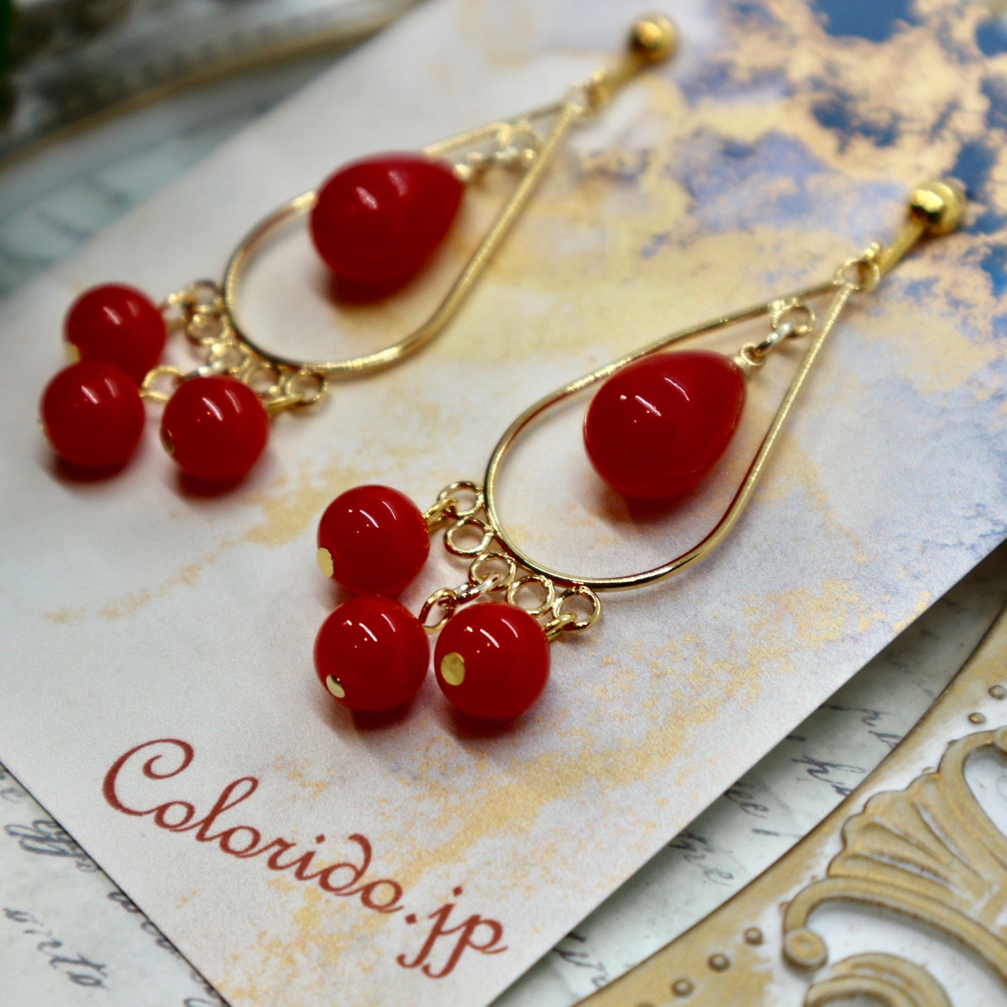 ドロップ型フレーム＆赤いドロップのピアス(イヤリング)