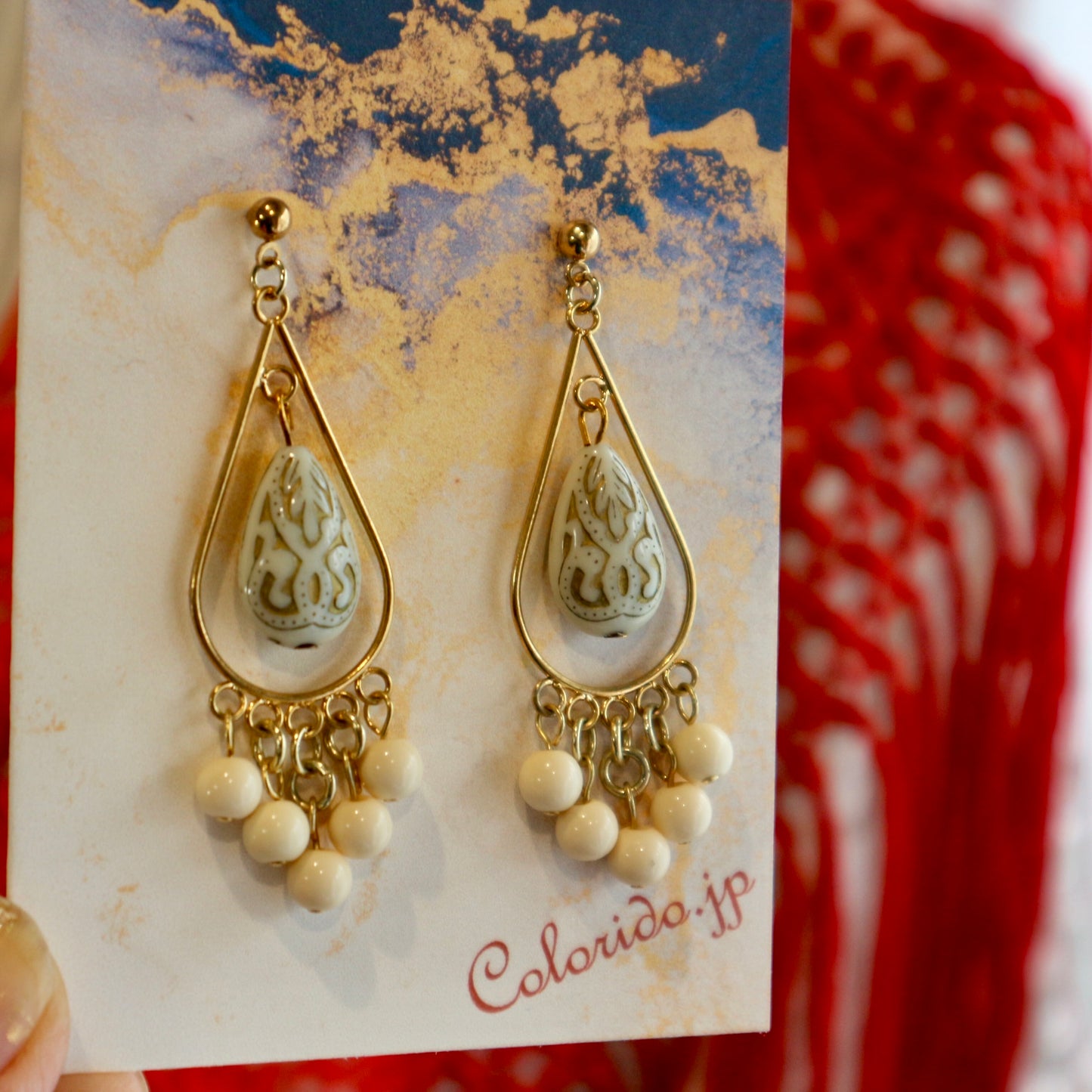 ドロップ型フレーム＆オフホワイトドロップのイヤリング（ピアス）