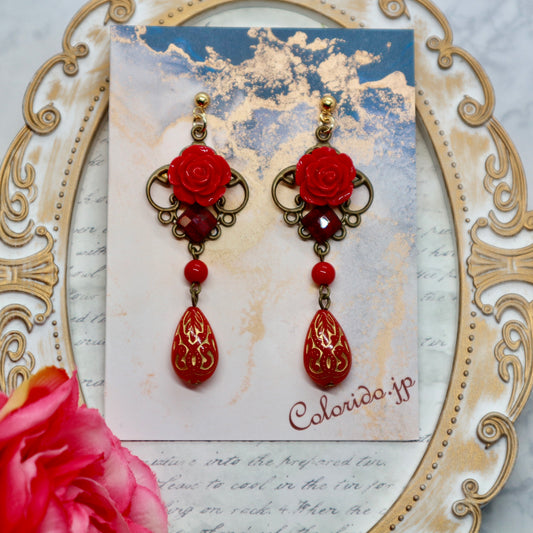 赤い薔薇とアンティーク風ドロップのピアス(イヤリング)