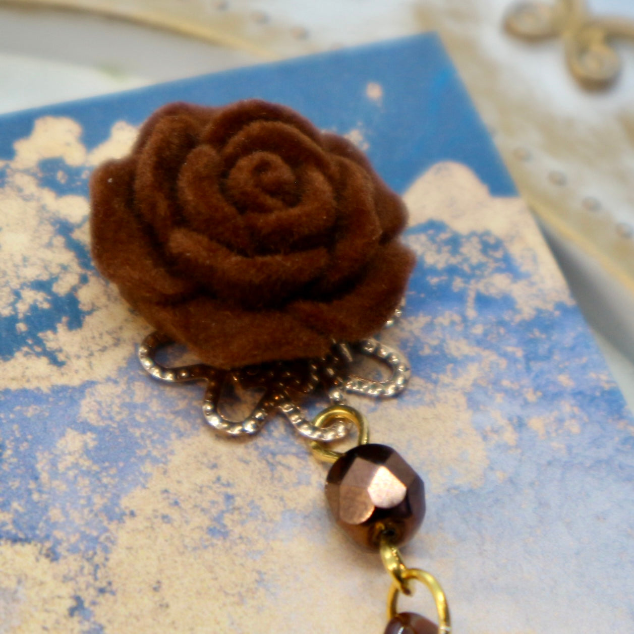 チョコレートカラーの薔薇とリーフのピアス(イヤリング)