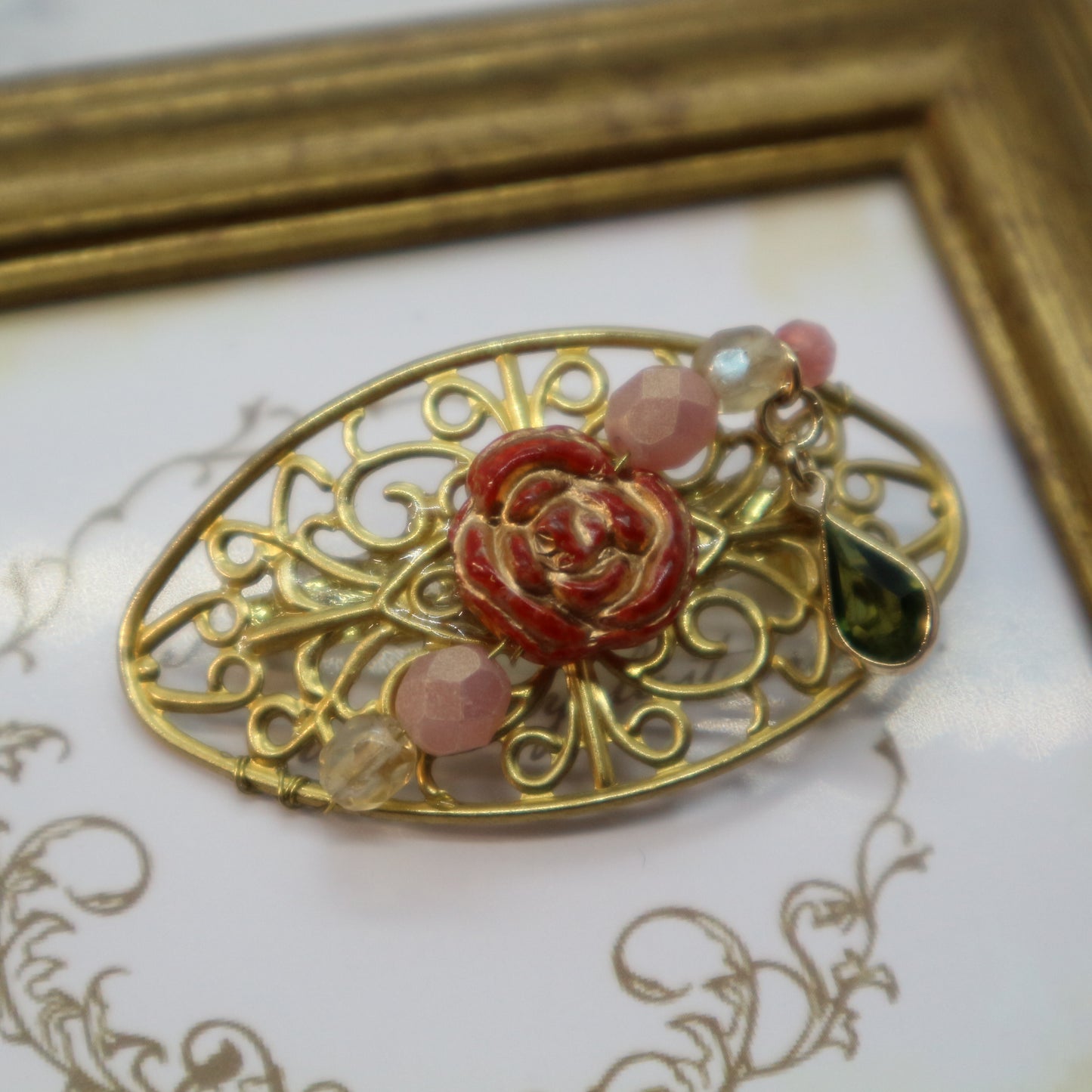 しずくが揺れる薔薇型ビーズと透かしのブローチ(ピンク)