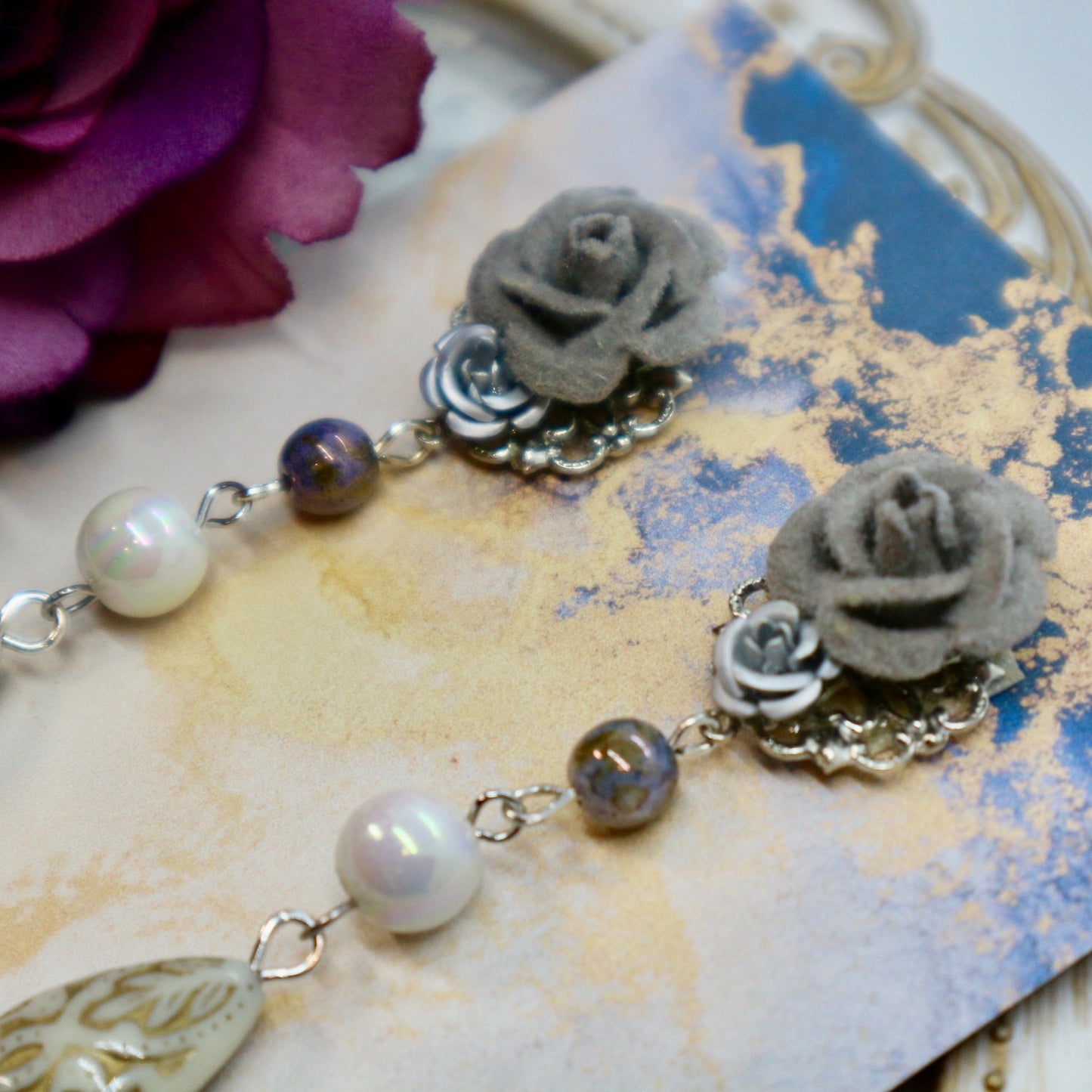 ベロア風の薔薇とドロップのピアス(イヤリング)グレー＆ホワイト