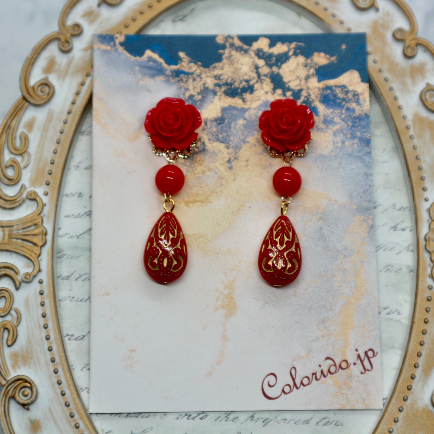 赤い薔薇とアンティーク風ショートドロップのピアス(イヤリング)