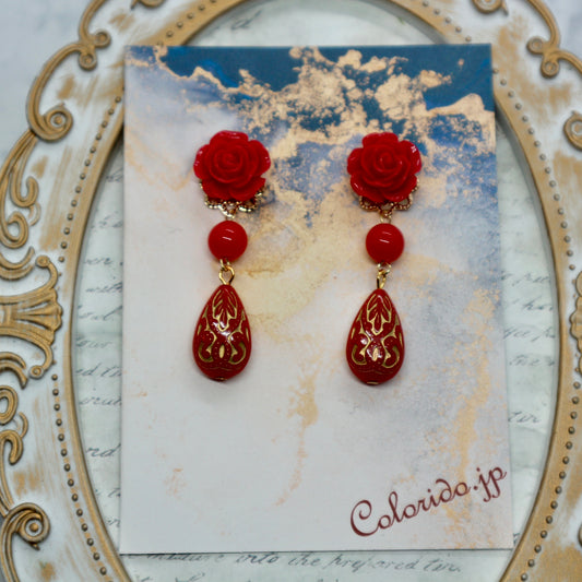 赤い薔薇とアンティーク風ショートドロップのピアス(イヤリング)