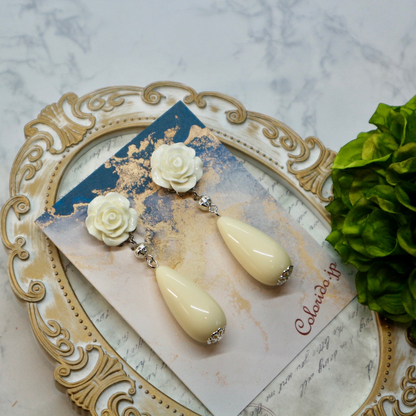 アイボリーの薔薇＆大ぶりドロップのイヤリング(ピアス)