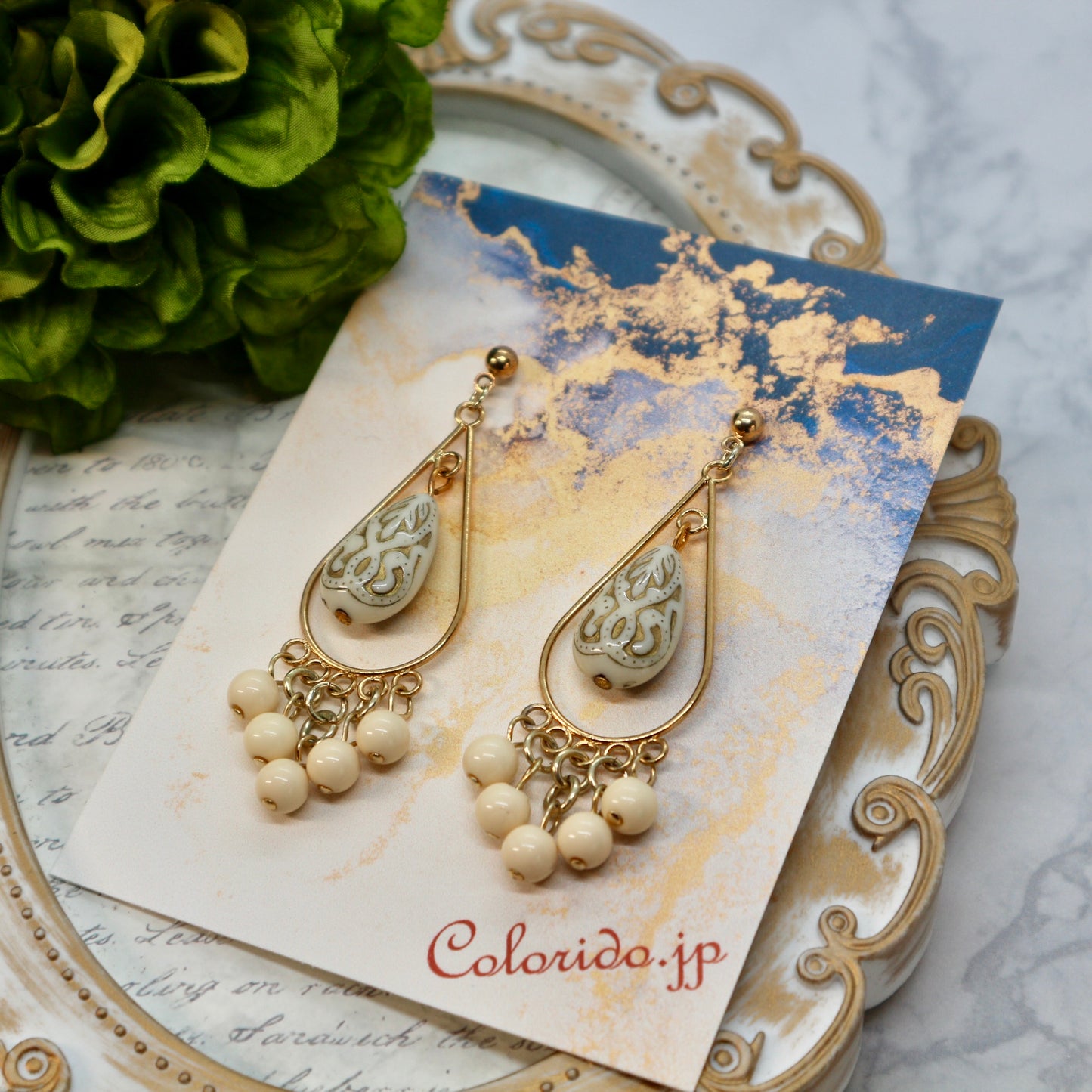 ドロップ型フレーム＆オフホワイトドロップのイヤリング（ピアス）