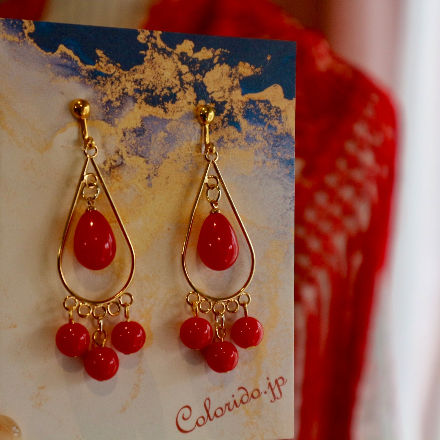 ドロップ型フレーム＆赤いドロップのピアス(イヤリング)