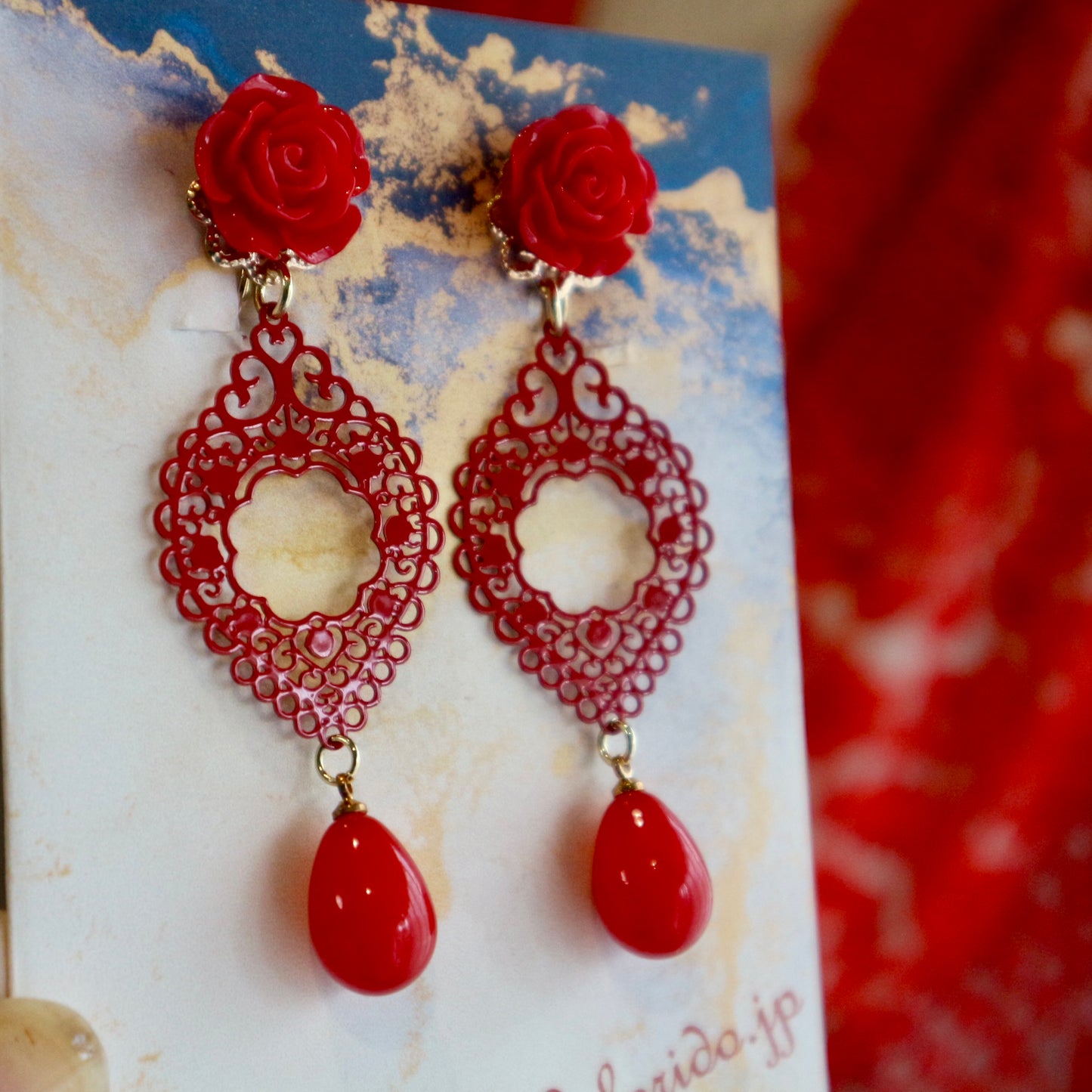 赤いリーフの透かしとドロップのピアス(イヤリング)