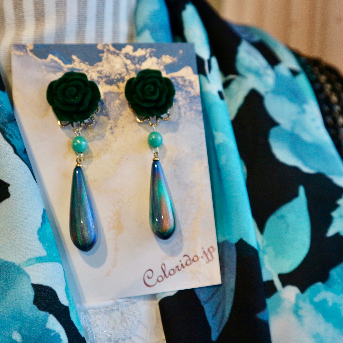 深緑のフロッキー薔薇とロングドロップのイヤリング・ピアス