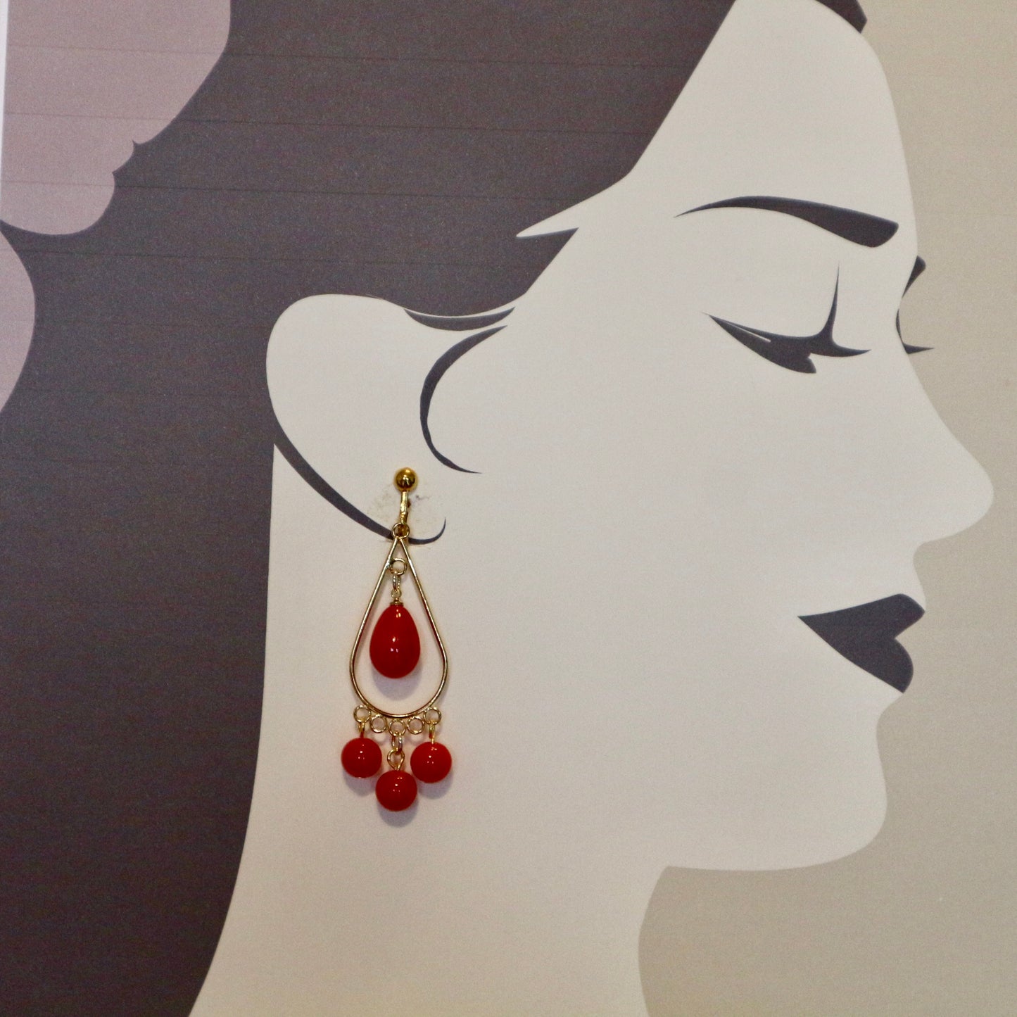 ドロップ型フレーム＆赤いドロップのピアス(イヤリング)