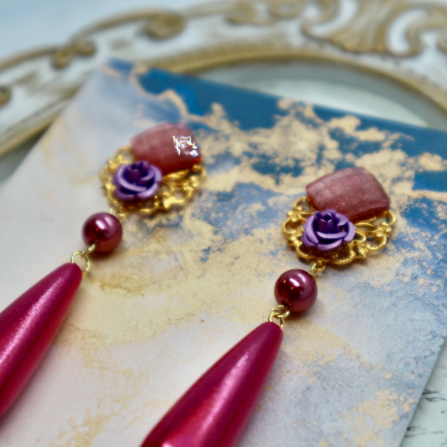 オーロラピンクのドロップとパープルのミニ薔薇ピアス(イヤリング)