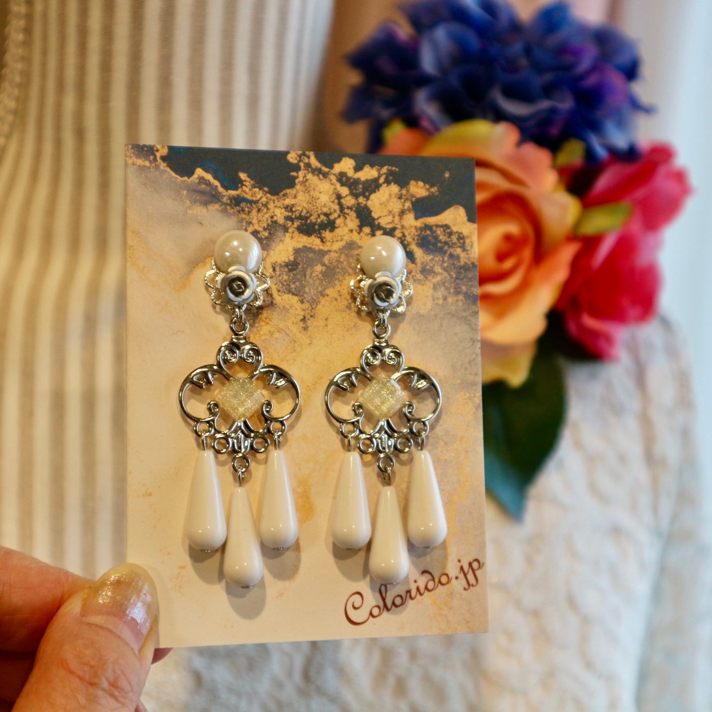 シルバー薔薇＆3つのホワイトドロップのピアス(イヤリング)