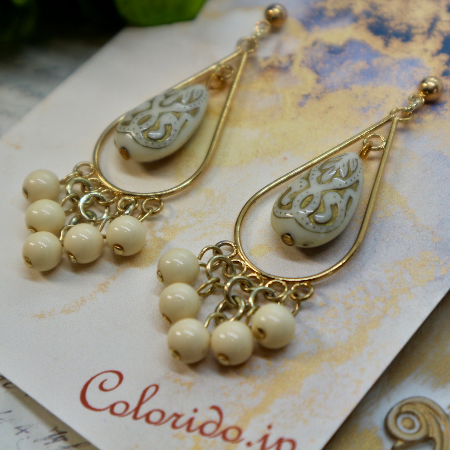 ドロップ型フレーム＆オフホワイトドロップのイヤリング（ピアス）