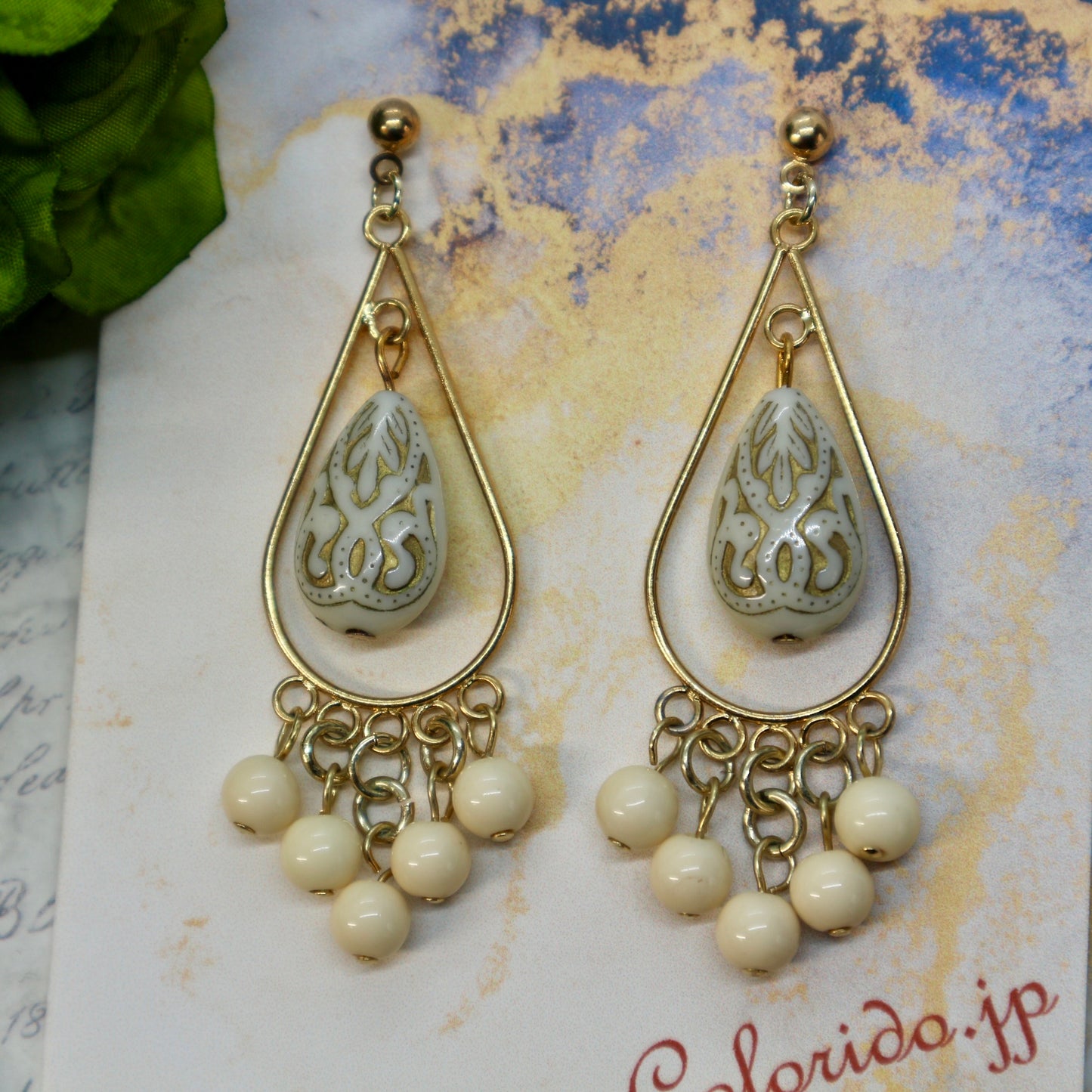 ドロップ型フレーム＆オフホワイトドロップのイヤリング（ピアス）