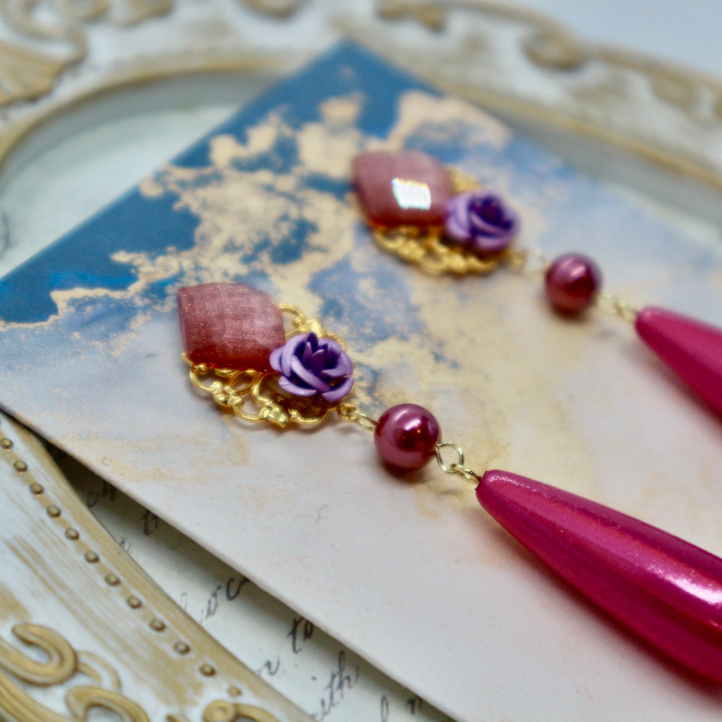 オーロラピンクのドロップとパープルのミニ薔薇ピアス(イヤリング)