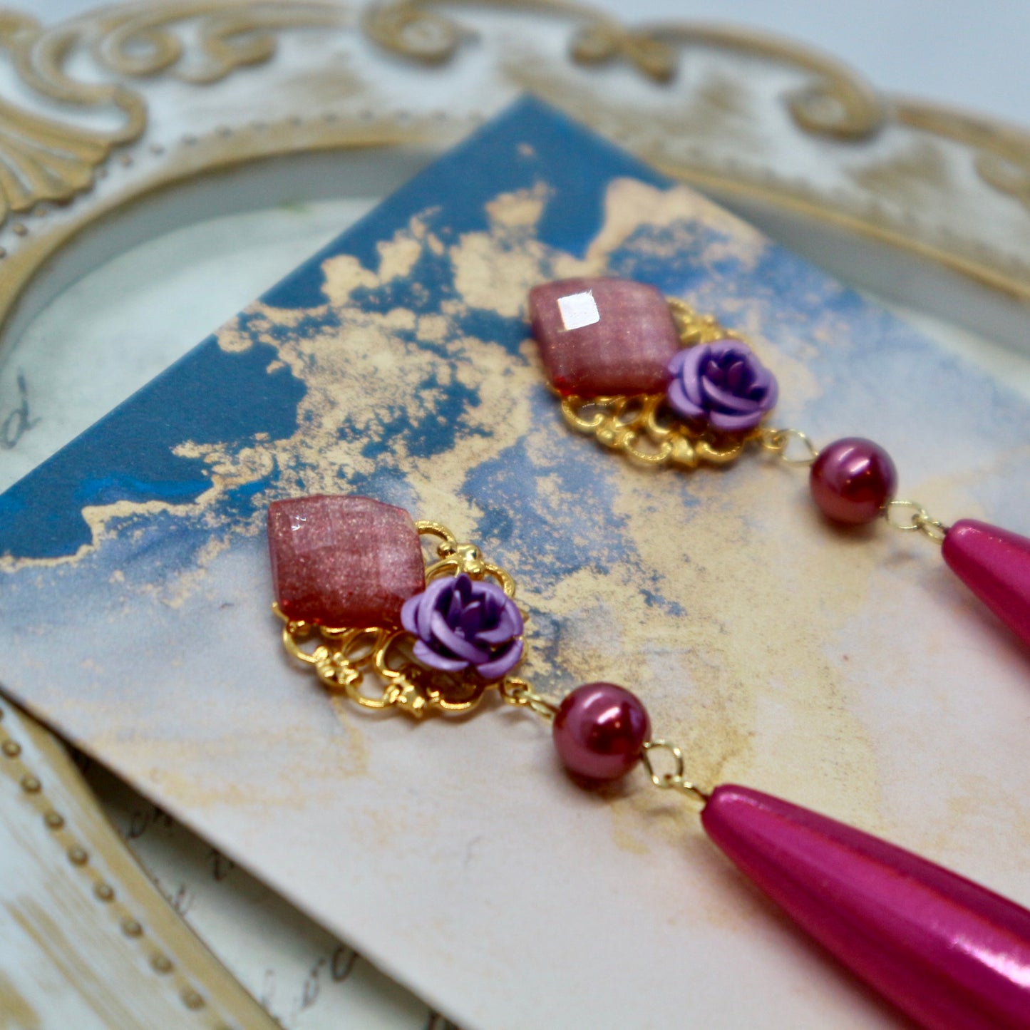 オーロラピンクのドロップとパープルのミニ薔薇ピアス(イヤリング)