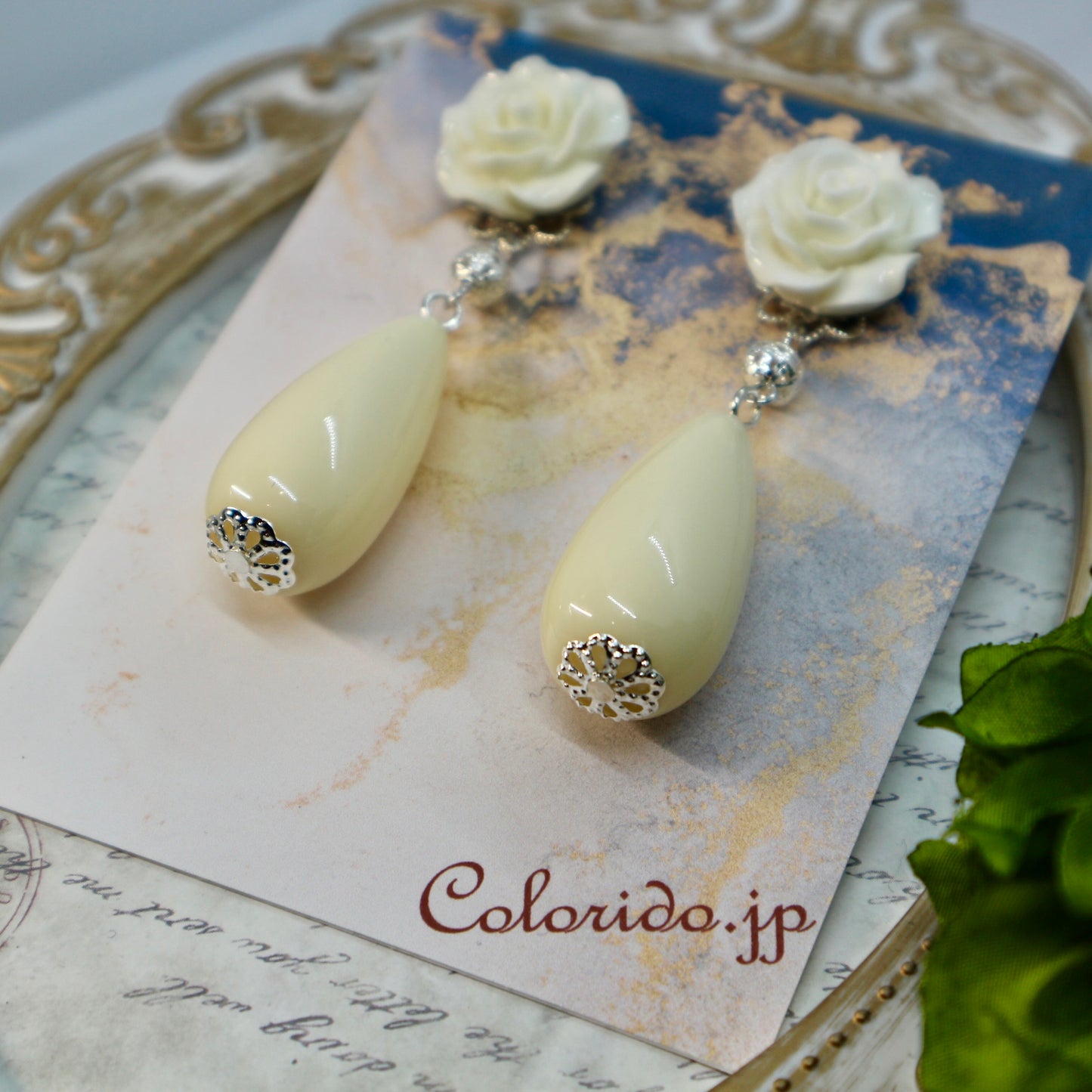 アイボリーの薔薇＆大ぶりドロップのイヤリング(ピアス)