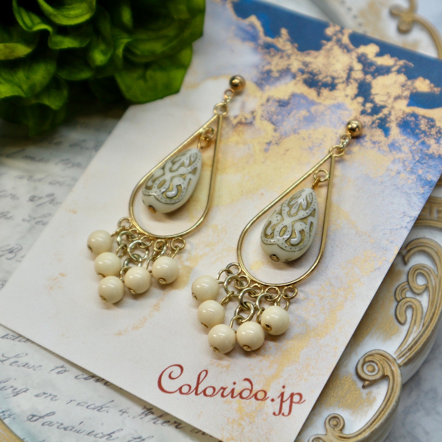 ドロップ型フレーム＆オフホワイトドロップのイヤリング（ピアス）