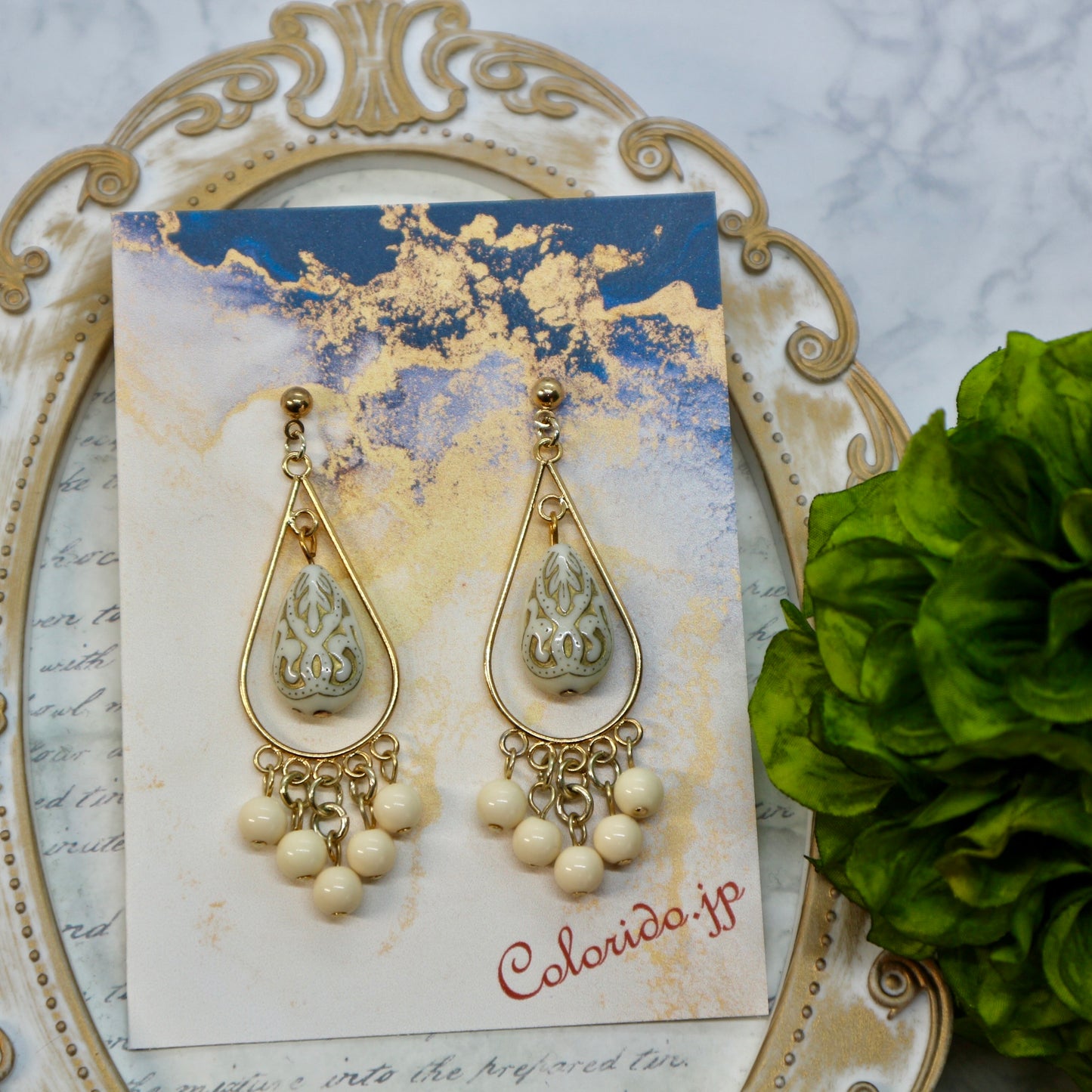 ドロップ型フレーム＆オフホワイトドロップのイヤリング（ピアス）