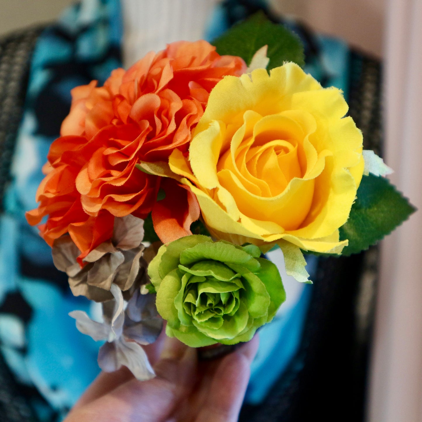 フラメンコ花髪飾り:フローレス(コーラルオレンジ、イエロー、ライトグリーンのブーケ)