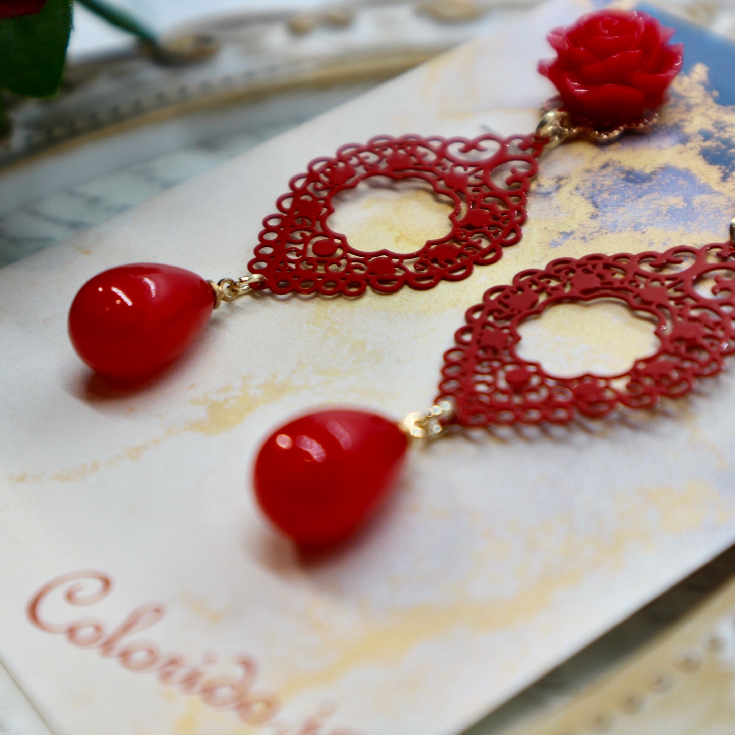 赤いリーフの透かしとドロップのピアス(イヤリング)